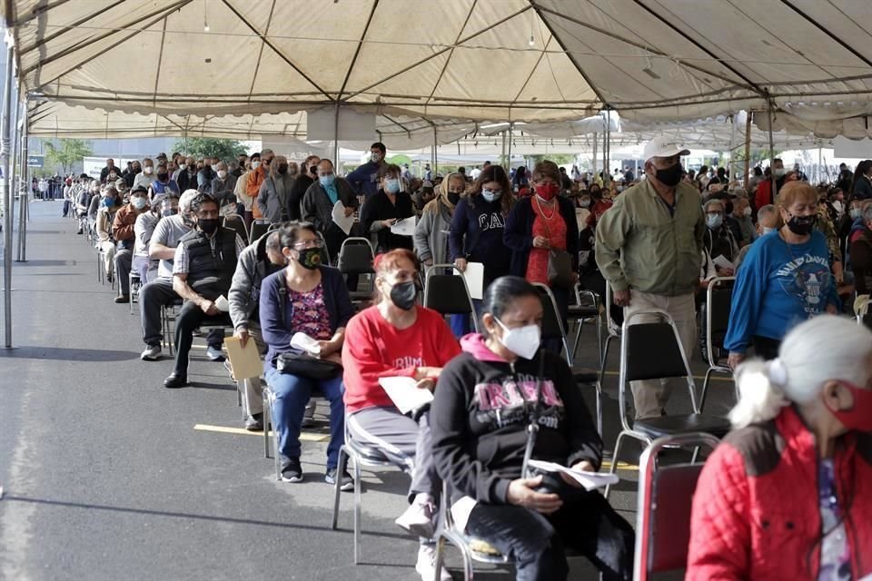 En el módulo de Paseo La Fe los adultos mayores aseguran que el proceso de vacunación es ágil.
