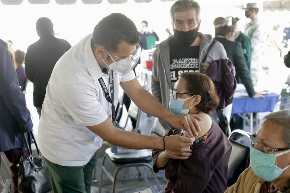 En el módulo de Paseo La Fe los adultos mayores aseguran que el proceso de vacunación es ágil.