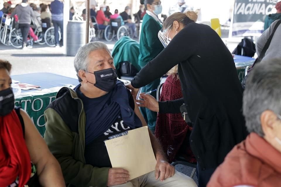 En el módulo de Paseo La Fe los adultos mayores aseguran que el proceso de vacunación es ágil.