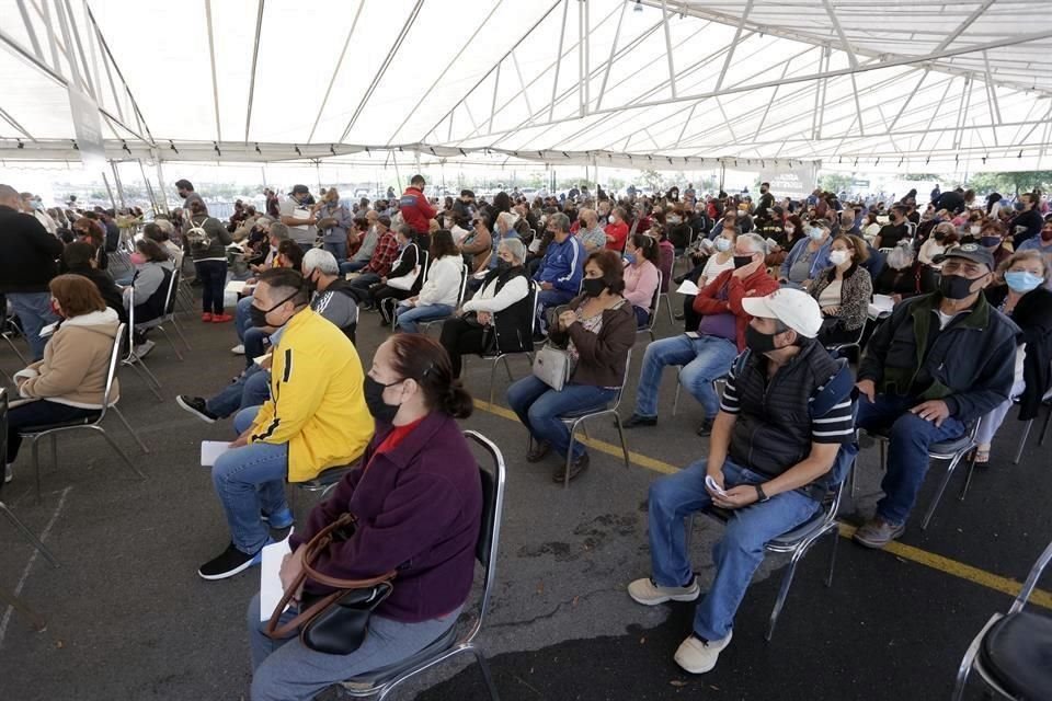 En el módulo de Paseo La Fe los adultos mayores aseguran que el proceso de vacunación es ágil.