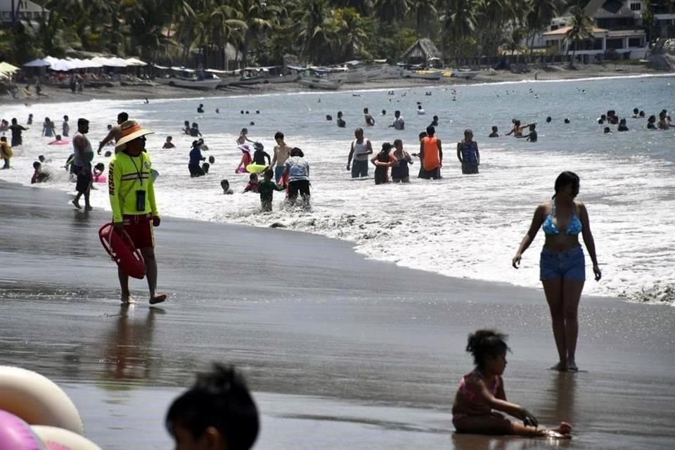 Pese a la asistencia de los bañistas que hicieron lucir las playas llenas, González Lomelí descartó que estuvieran saturadas.