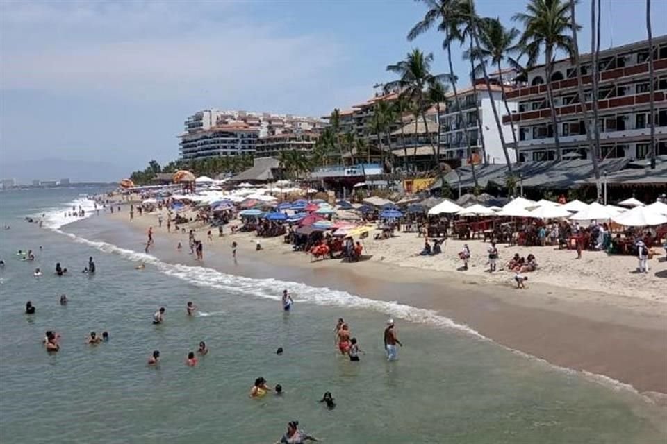 Pese a la asistencia de los bañistas que hicieron lucir las playas llenas, González Lomelí descartó que estuvieran saturadas.