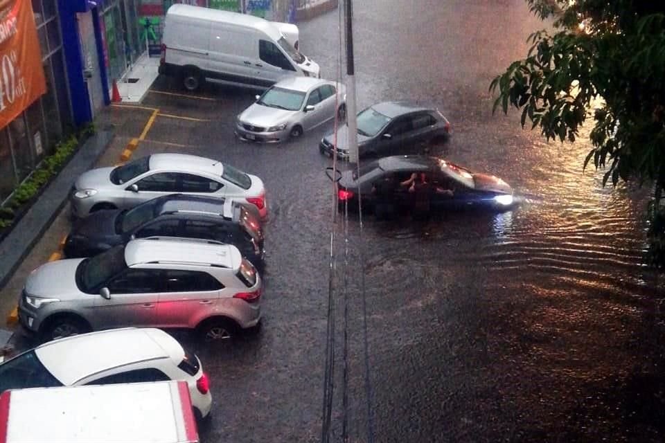 Como es costumbre, la Avenida López Mateos se convirtió en una gran alberca; esto es cerca del cruce con Pléyades.