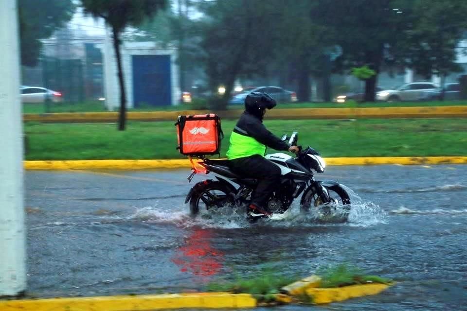Los repartidores de comida se vieron en aprietos para surcar los ríos que se formaron.