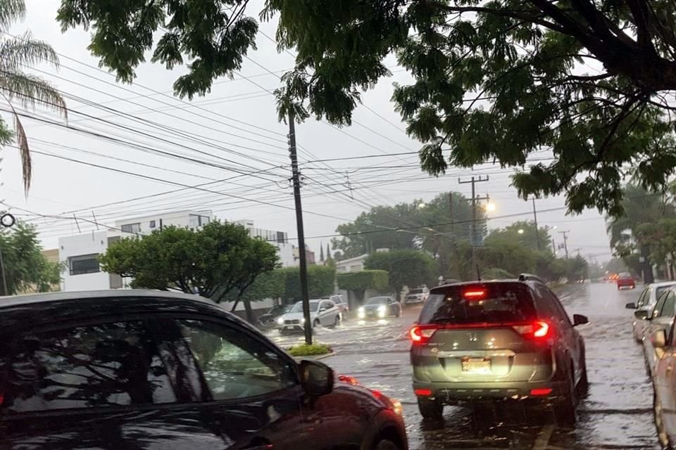 En Cuauhtémoc y Tláhuac, el nivel del agua también puso en apuros a decenas de automovilistas.