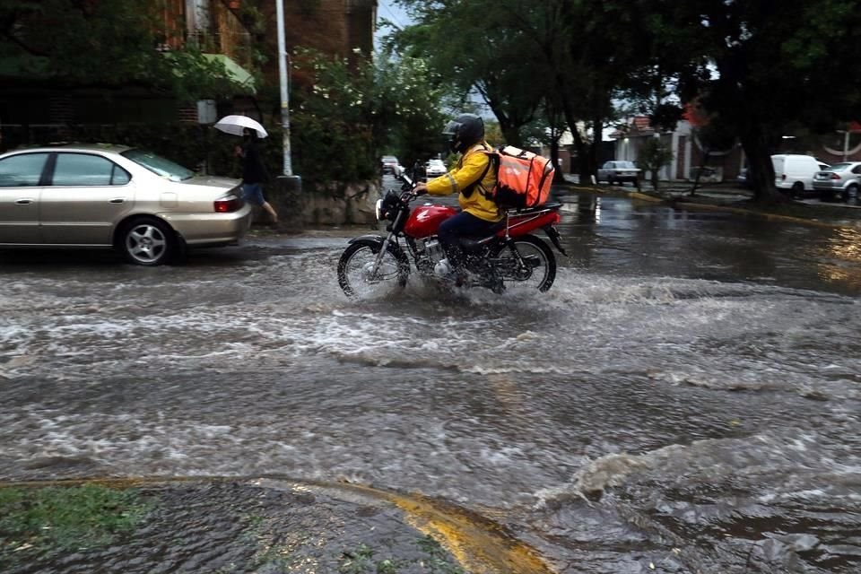En la Colonia Santa Margarita el agua corre cual río, con dirección a la Tuzanía.