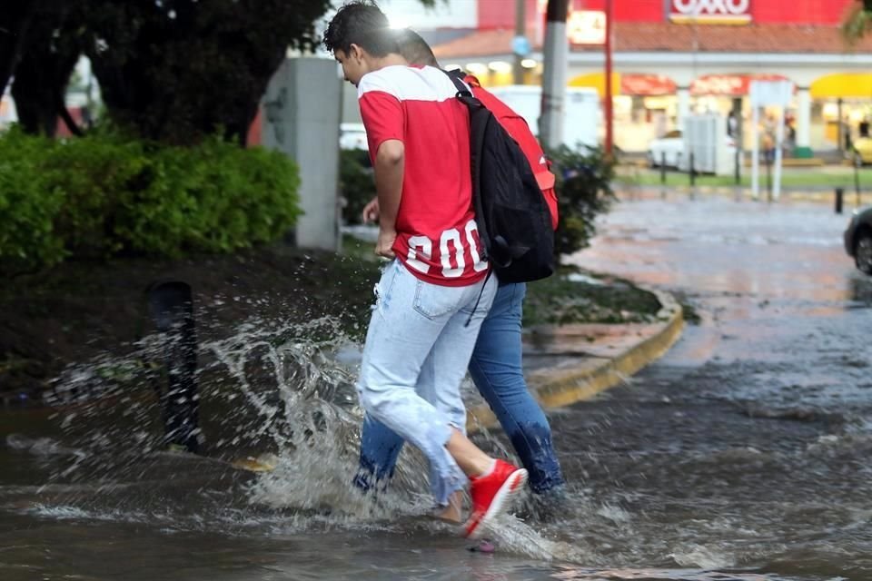 Como si fuera una competencia deportiva, los peatones hacían largos saltos, tratando de esquivar los encharcamientos.