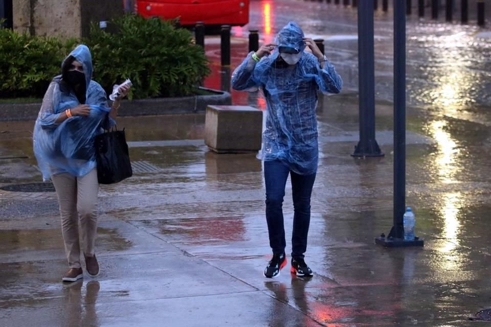 Los impermeables y paraguas se vendieron como pan caliente en el Centro de Guadalajara.