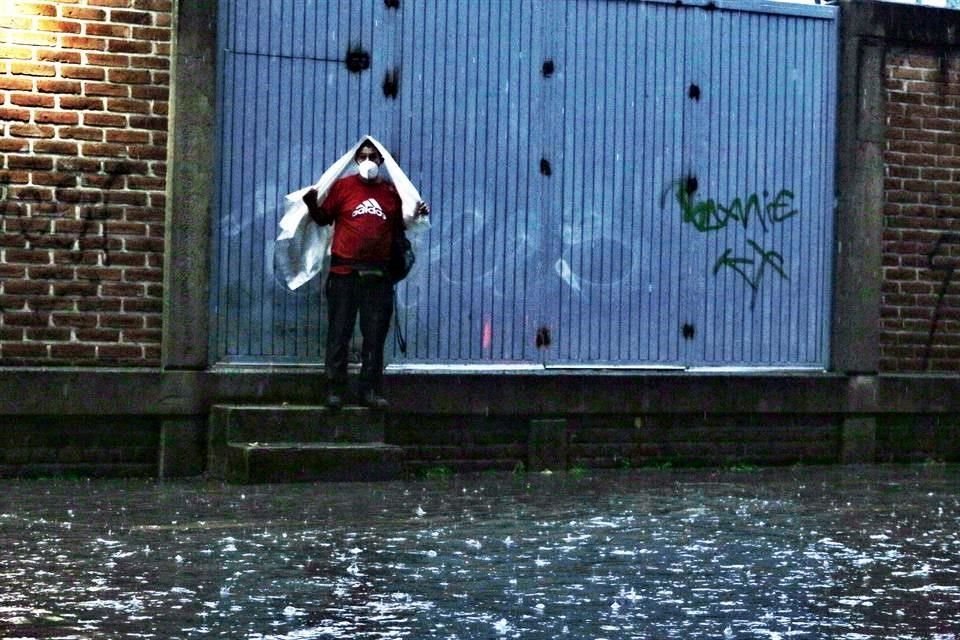 En la Avenida R. Michel, algunos transeúntes se quedaron atrapados en la inundación.