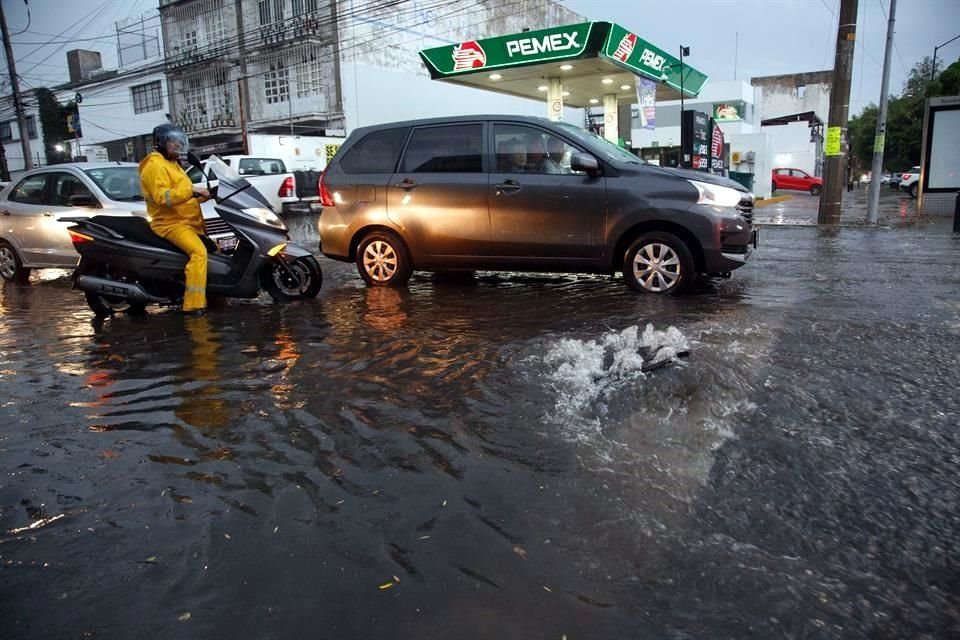 En Federalismo y Alemania hubo grandes encharcamientos y alcantarillas destapadas por la presión del agua.