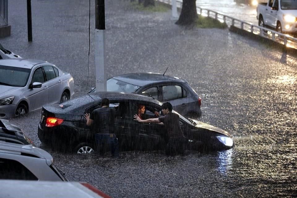 La solidaridad también se hizo presente para apoyar a quienes quedaron atrapados en la tormenta.
