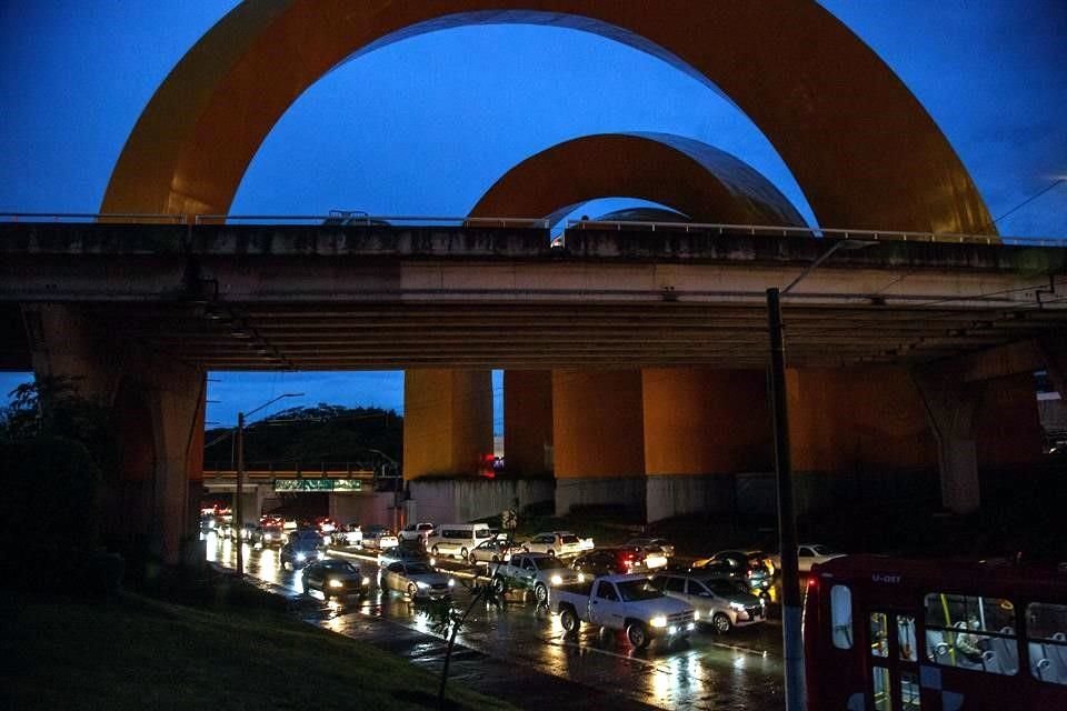 En los Arcos del Milenio también hubo fuertes complicaciones viales.