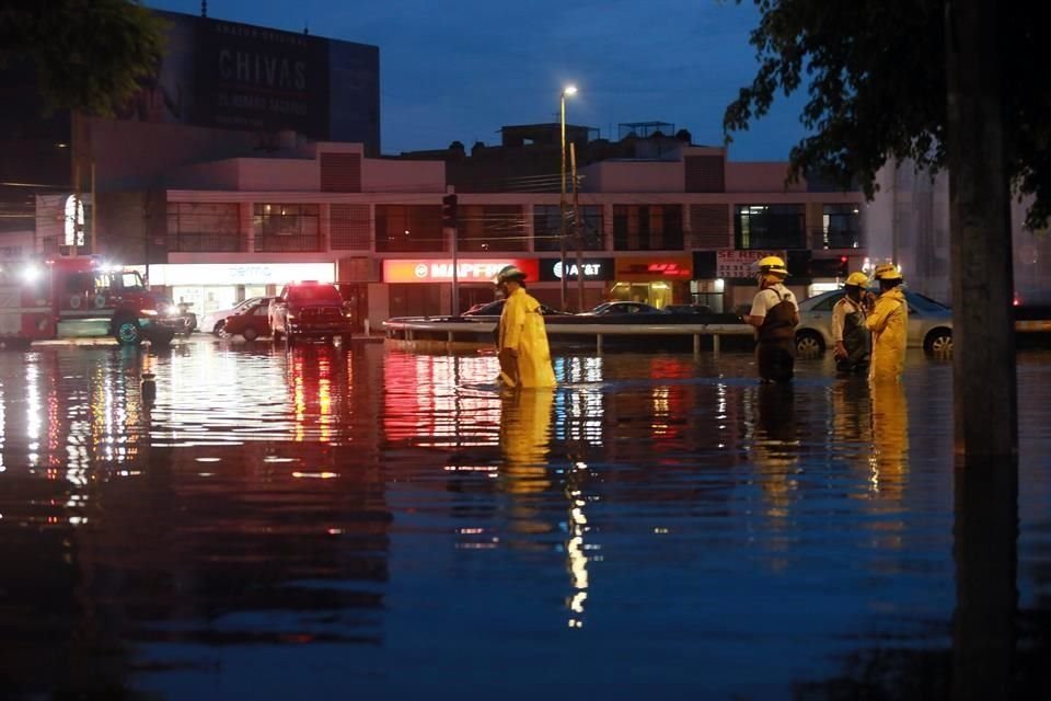 Bomberos trataron de desazolvar la Glorieta de Niños Héroes y Avenida Arcos.