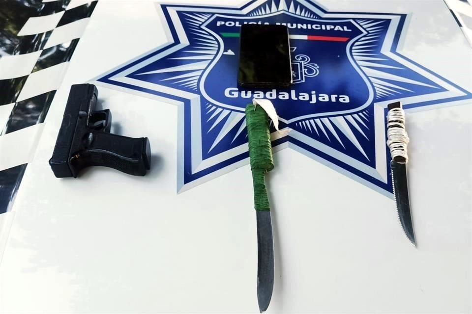 Francisco Noé, de 20 años, César Eduardo, de 19 y Miguel Ángel, de 26, traían dos cuchillos así como una pistola de juguete.