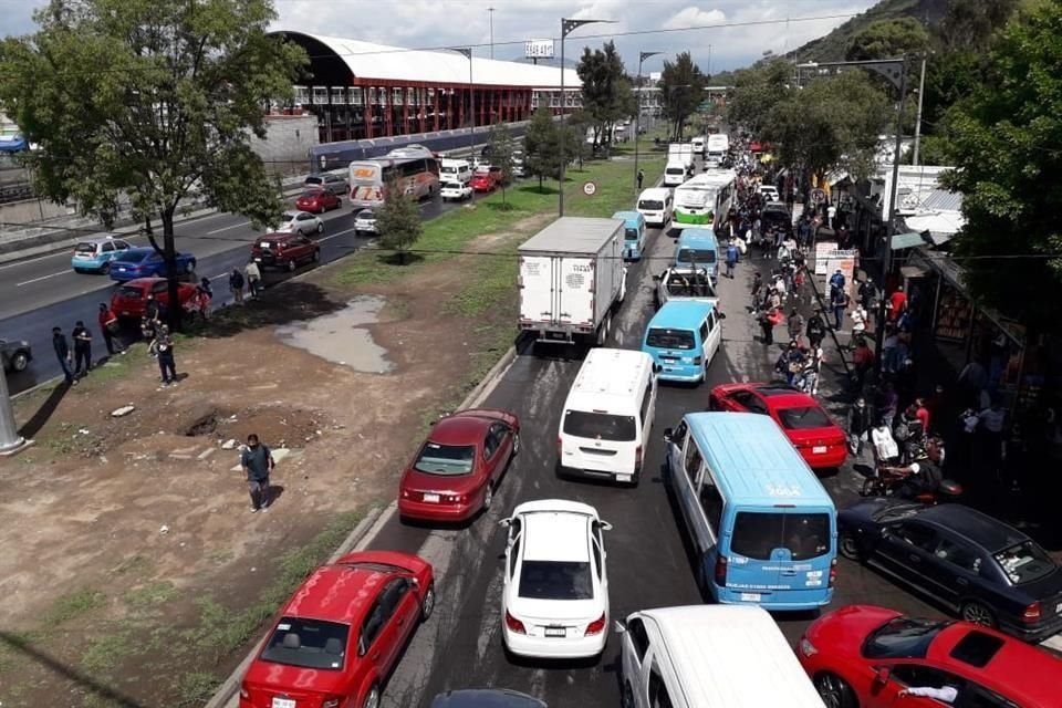 En inmediaciones de la Línea A, hay un caos vial debido a la alta demanda de transporte.