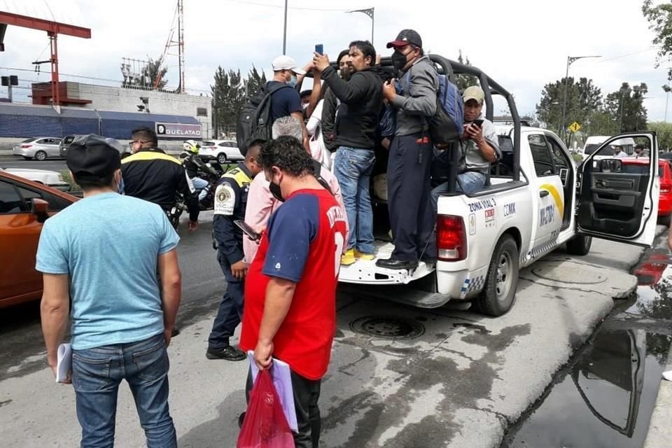 Agentes de Tránsito dieron aventones a los usuarios del Metro.