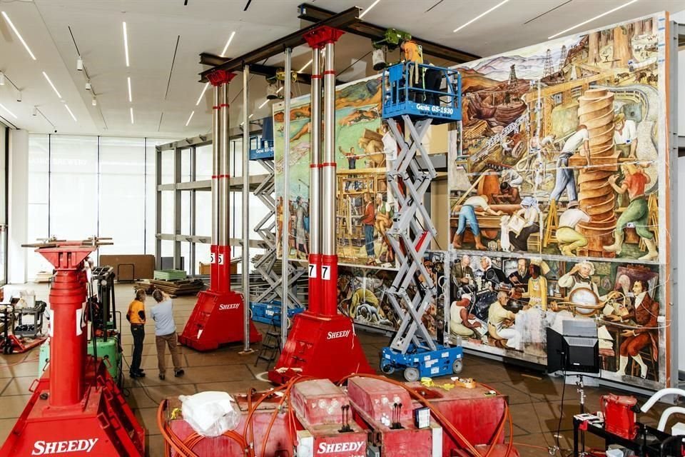 En las maniobras de desmontaje de la obra, de 30 toneladas, participaron ingenieros de la UNAM junto con un variado grupo de expertos estadounidenses.