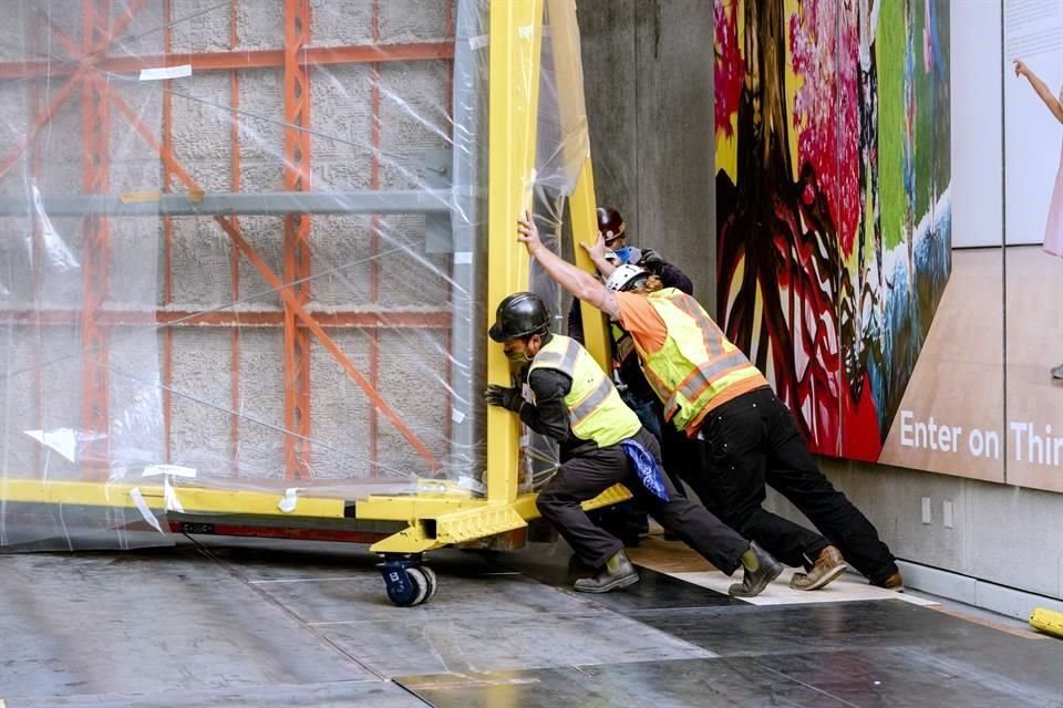 En las maniobras de desmontaje de la obra, de 30 toneladas, participaron ingenieros de la UNAM junto con un variado grupo de expertos estadounidenses.