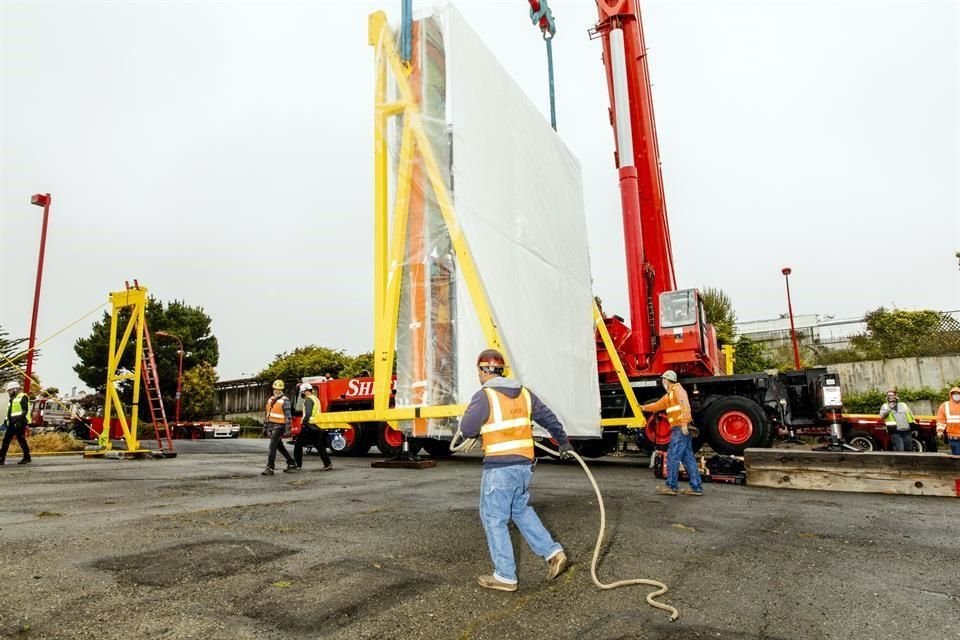 En las maniobras de desmontaje de la obra, de 30 toneladas, participaron ingenieros de la UNAM junto con un variado grupo de expertos estadounidenses.