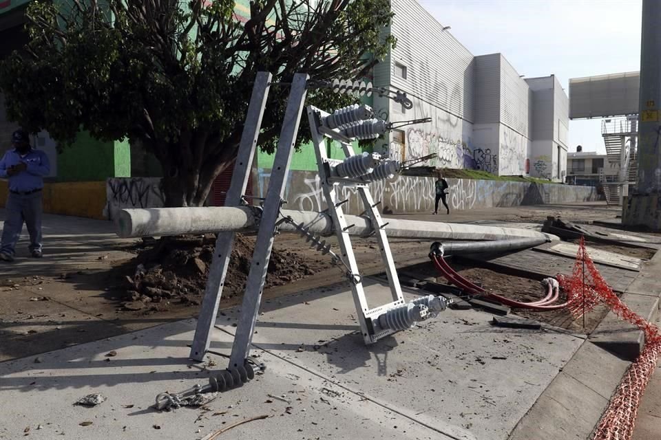 Poste caído en lateral de periférico y antiguo Camino a Tesistán.