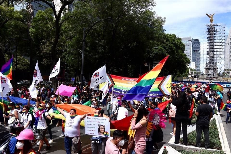 Los manifestantes se dirigen al Monumento a la Revolución