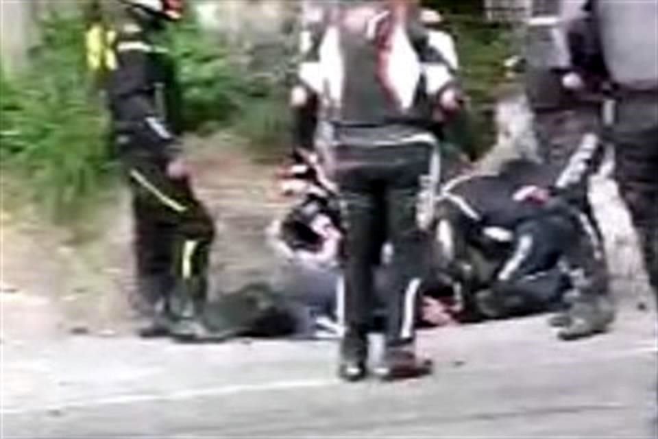 El motociclista salió proyectado, cayendo hacia un lado de la carpeta asfáltica.