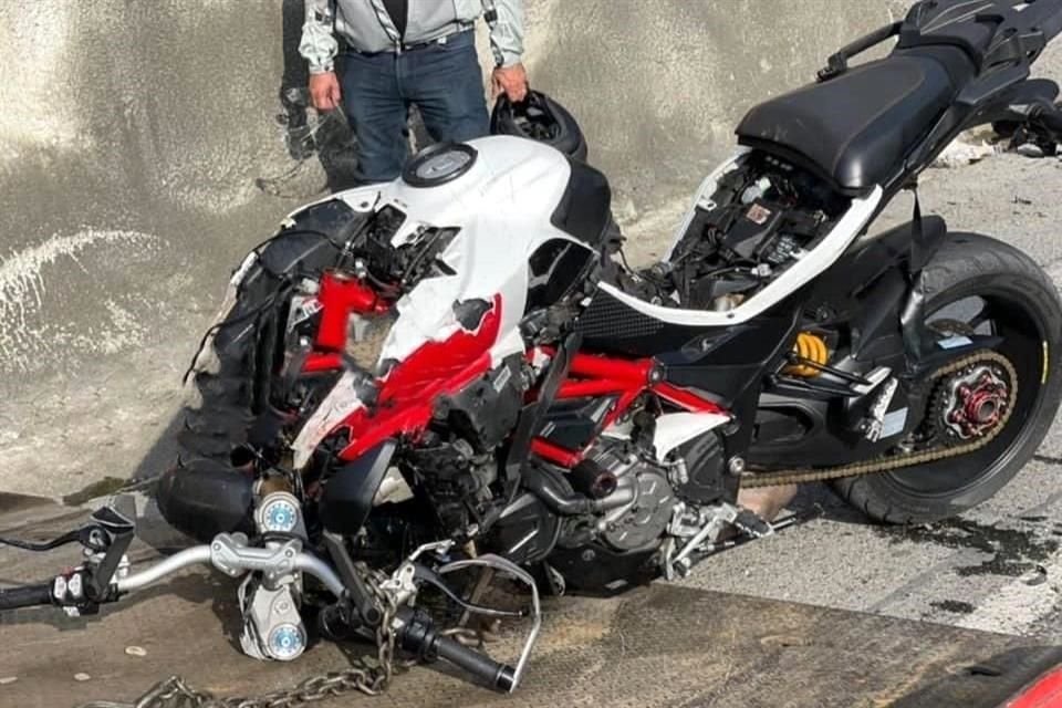 Acorde a autoridades, considerando los daños de los dos vehículos, estiman que la moto era conducida a 120 kilómetros por hora o a mayor velocidad.