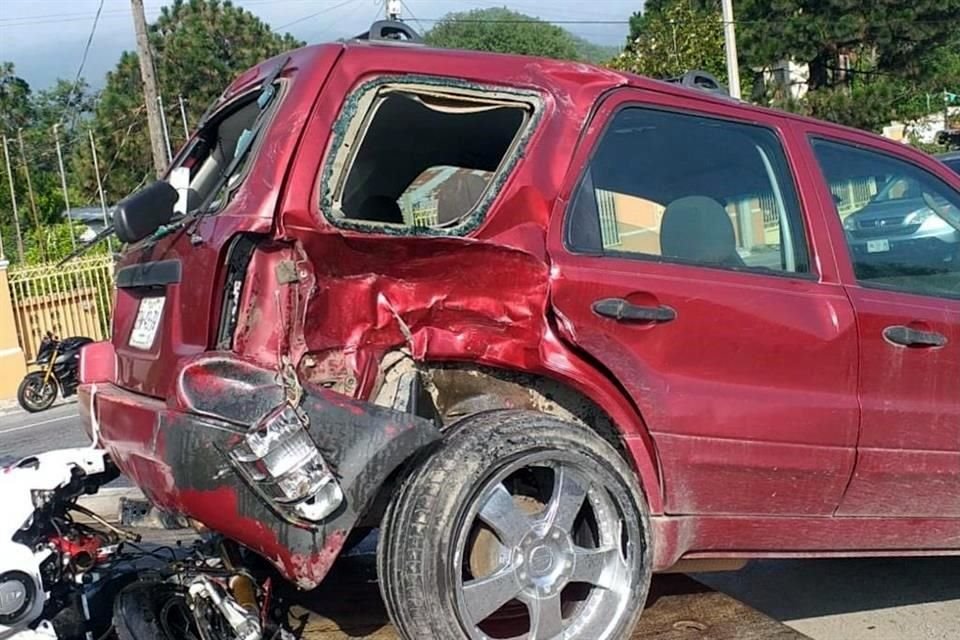 Acorde a autoridades, considerando los daños de los dos vehículos, estiman que la moto era conducida a 120 kilómetros por hora o a mayor velocidad.