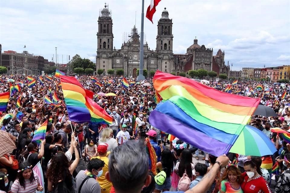 El contingente entonó el Himno Nacional en el Zócalo.