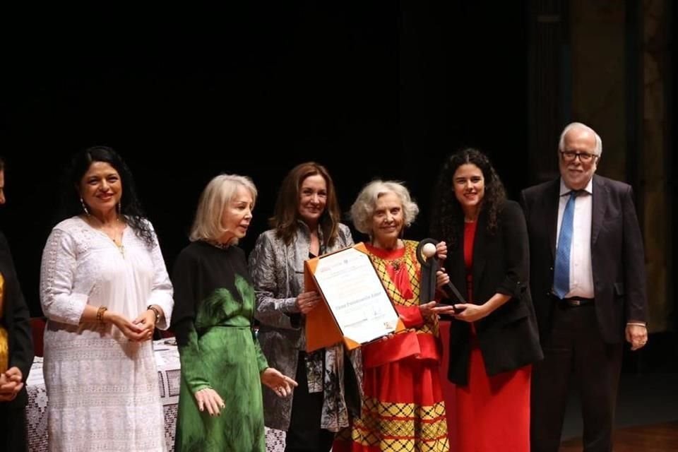 La escritora Elena Poniatowska recibió el Premio Internacional Carlos Fuentes a la Creación Literaria en Idioma Español 2023 de manos de la Secretaria de Gobernación Luisa María Alcalde.