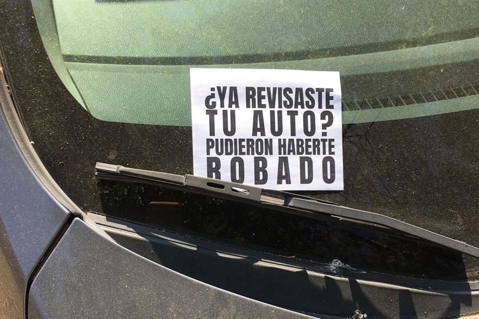 La comunidad promueve mensajes de alerta por el robo de objetos y autopartes en el estacionamiento del CUCEA.