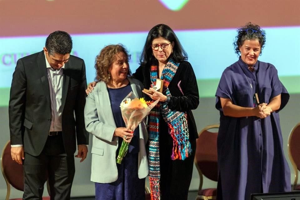 Luz Emilia Aguilar Zinser  recibió la medalla Xavier Villaurrutia, en el marco de la inauguración de la 43 edición de la Muestra Nacional de Teatro.