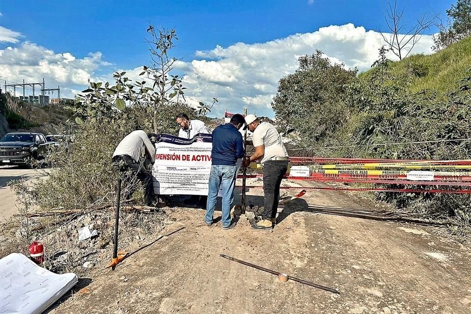 En los depósitos ilegales de cascajo quebrantan los sellos de suspensión y siguen operando. Llegan camiones de la CDMX.