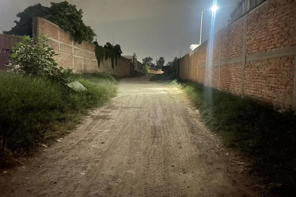 Abandonan el cadáver de una mujer envuelto en plástico en una brecha, cerca de un canal, en la Colonia Insurgentes de El Salto.