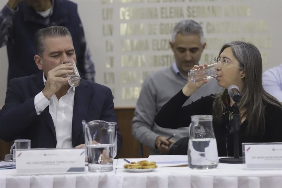 La diputada de Hagamos, Mara Robles, retó a Carlos Torres, director de Siapa, a beber agua del grifo.