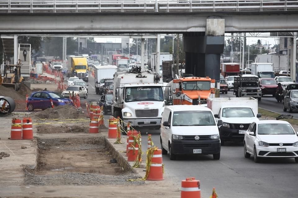 Los carriles se reducen drásticamente, causando embotellamientos en Mariano Otero y Periférico.
