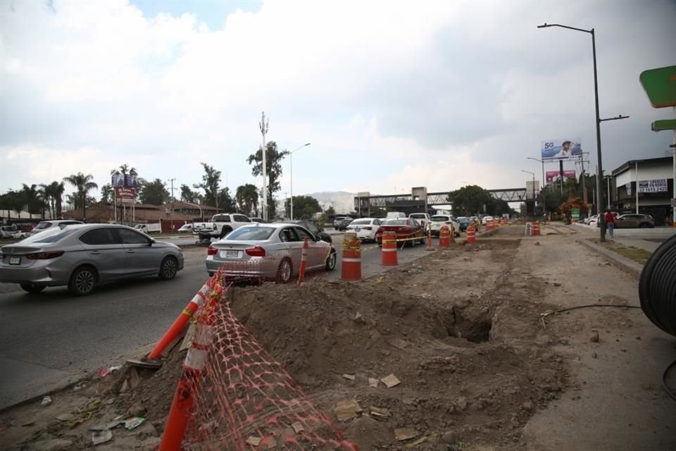 Peatones y conductores padecen por el tráfico en Mariano Otero y Periférico.