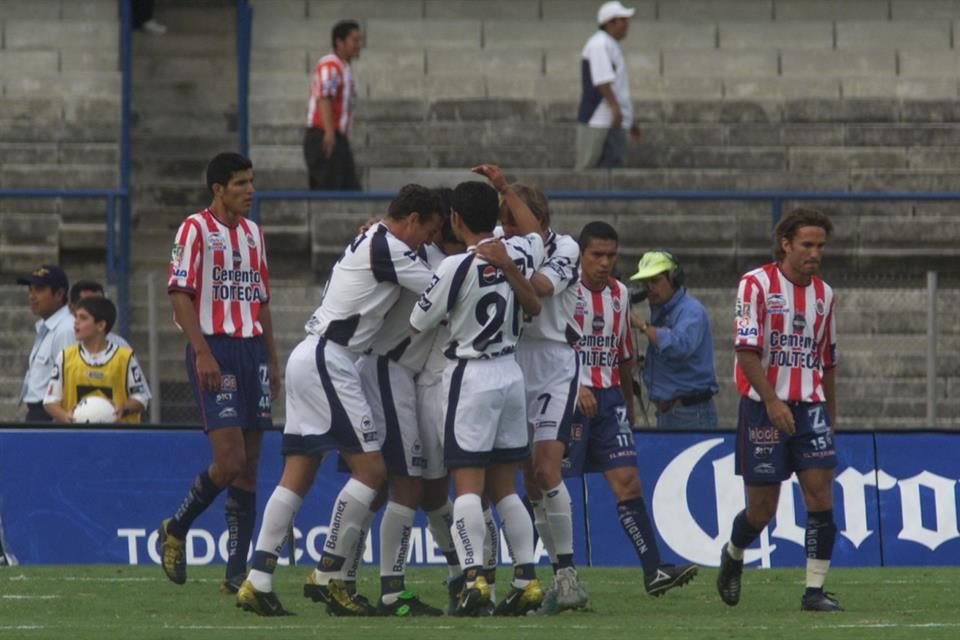 El 19 de octubre de 2002 está marcado con fuego en la historia de los duelos entre Chivas y Pumas.