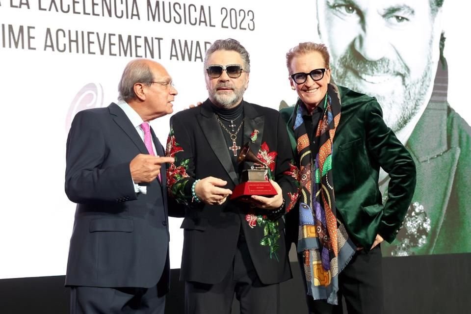 Emmanuel se encargó de entregarle a su amigo Mijares el Premio a la Excelencia Musical 2023.