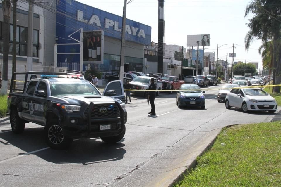 Tras el asesinato, policías cerraron la circulación en Avenida Patria.