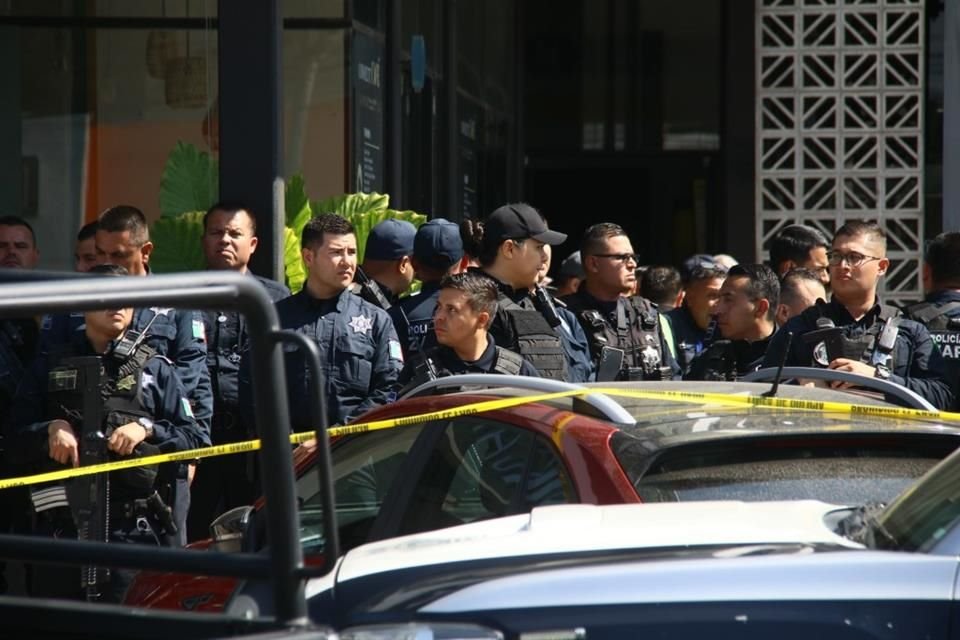 Fuerte presencia policial de varias corporaciones acudió al sitio de la agresión.