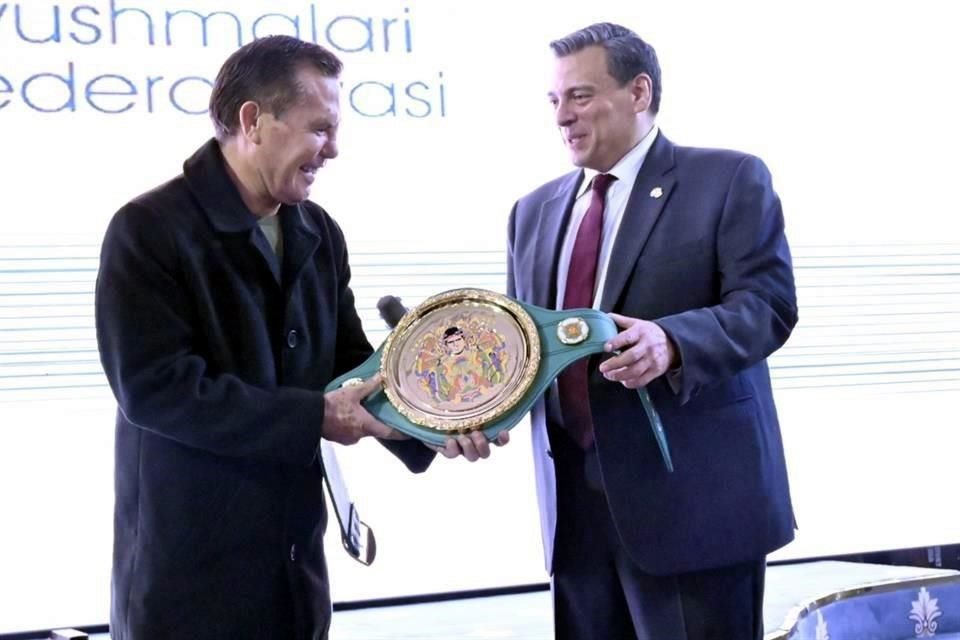Julio César Chávez recibiendo el cinturón en su honor.