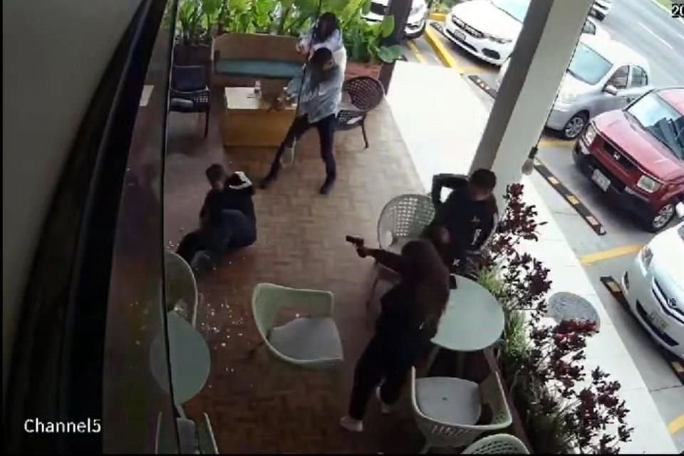 Los agresores esperaron el momento en el que el mando ingresó al café para dispararle.