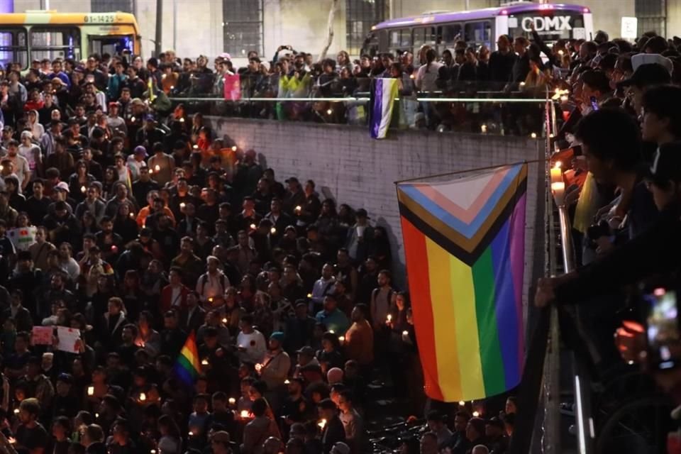 Miembros de comunidad LGBT+ protestaron frente a Estela de Luz para exigir justicia por muerte de Magistrade Baena; acusan crimen de Estado.