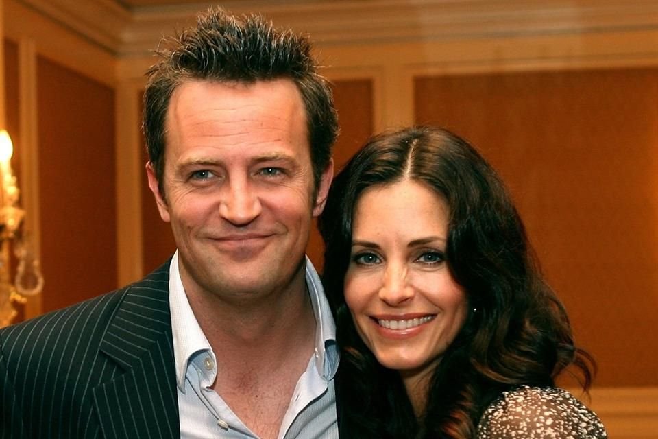 Matthew Perry Y actress Courteney Cox se encontraron en una fiesta de Hollywood.