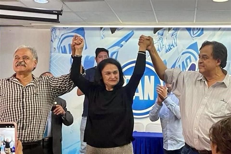 Se registra Idolina Cosío Gaona como precandidata del FAM al Gobierno de Jalisco.