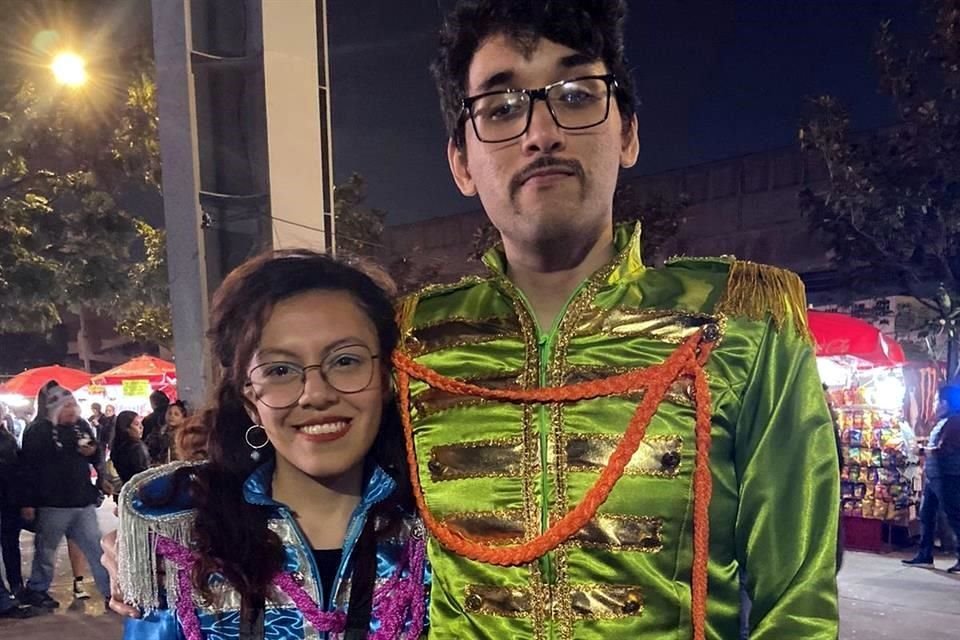 Parejas y fans de todas las edades emularon los atuendos de los Beatles en la portada del disco 'Sgt. Pepper's Lonely Hearts Club Band'.