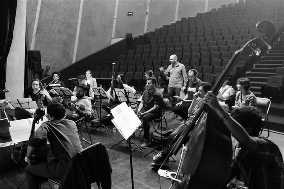 Uno de los ensambles invitados del Colectivo Música Nueva, con el compositor y docente Marco Giusto (al fondo).