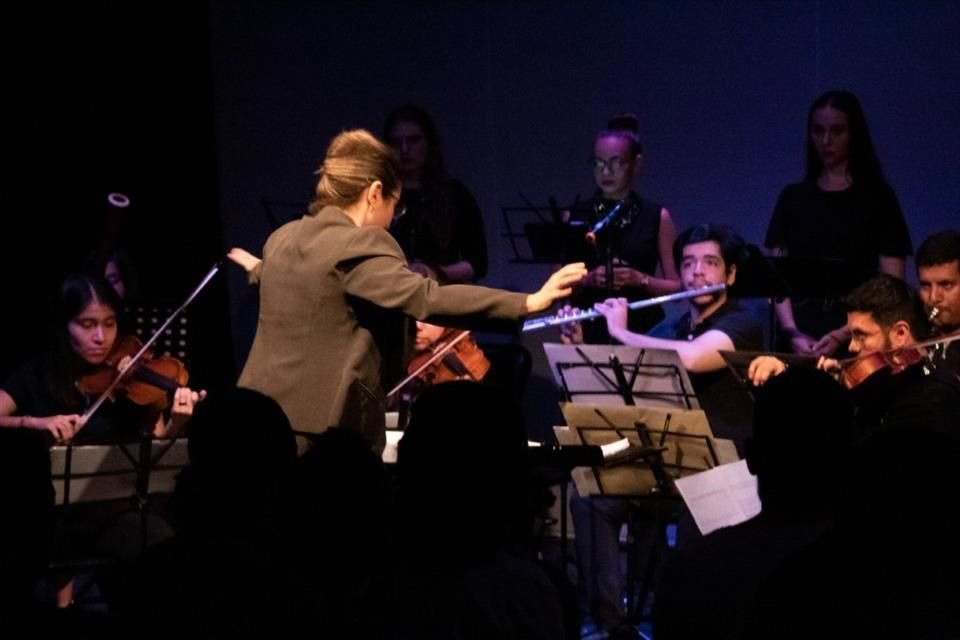 La directora de orquesta Ariadna Benítez con uno de los ensambles invitados del Colectivo Música Nueva.