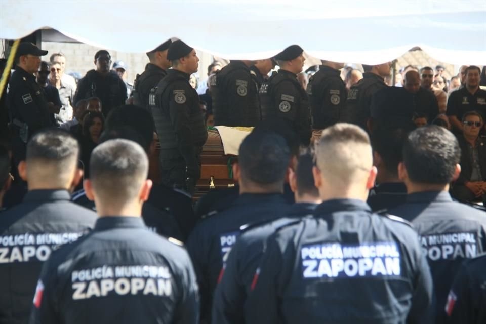 Policías de Zapopan rindieron homenaje póstumo a Carlos Manuel Flores Amezcua, tercero al mando en la corporación, asesinado el lunes.